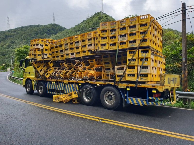 曹姓男子今早駕駛大貨車載運整車空酒瓶行經坪林區北宜公路往宜蘭方向,疑過彎不慎釀禍,滿地酒瓶碎片。記者王長鼎/翻攝 曹姓男子今早駕駛大貨車載運整車空酒瓶行經坪林區北宜公路往宜蘭方向,疑過彎不慎釀禍,滿地酒瓶碎片。記者王長鼎/翻攝