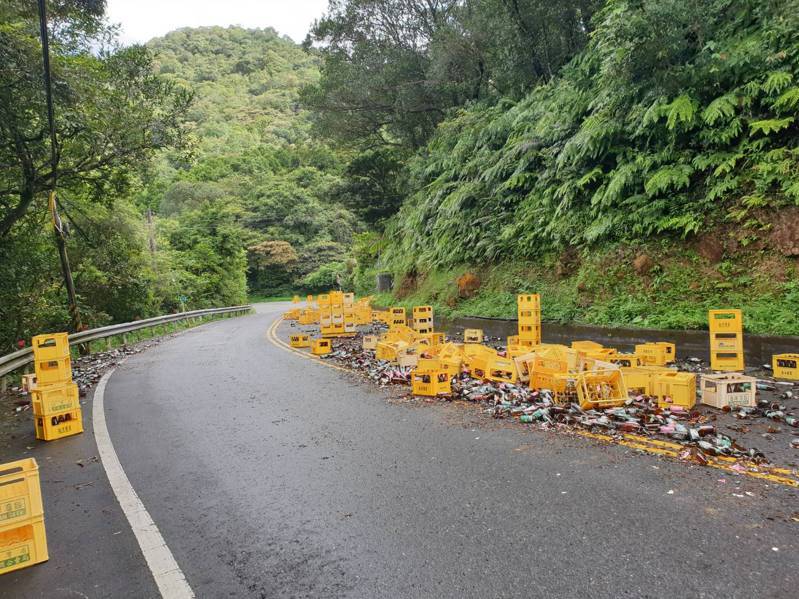 曹姓男子今早駕駛大貨車載運整車空酒瓶行經坪林區北宜公路往宜蘭方向,疑過彎不慎釀禍,滿地酒瓶碎片。記者王長鼎/翻攝 曹姓男子今早駕駛大貨車載運整車空酒瓶行經坪林區北宜公路往宜蘭方向,疑過彎不慎釀禍,滿地酒瓶碎片。記者王長鼎/翻攝