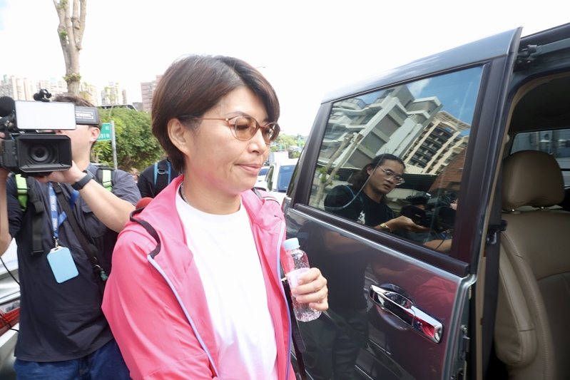 國民黨籍新北市議員白珮茹涉助理費案,士林地檢署今上午指揮調查官前往新北市國民黨籍議員白珮茹服務處搜索帶走,並查扣多箱證物。記者林俊良/攝影 國民黨籍新北市議員白珮茹涉助理費案,士林地檢署今上午指揮調查官前往新北市國民黨籍議員白珮茹服務處搜索帶走,並查扣多箱證物。記者林俊良/攝影