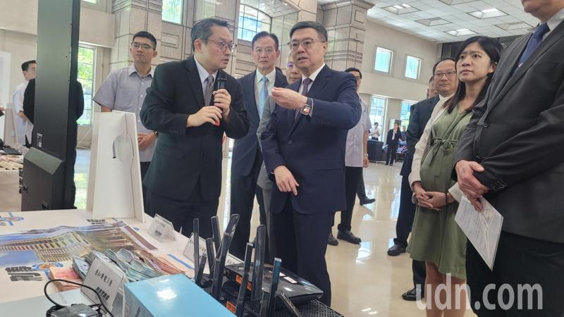 警政署全國同步掃黑肅槍,行政院長卓榮泰(左二)今赴刑事局視察成果。記者李奕昕/攝影 警政署全國同步掃黑肅槍,行政院長卓榮泰(左二)今赴刑事局視察成果。記者李奕昕/攝影
