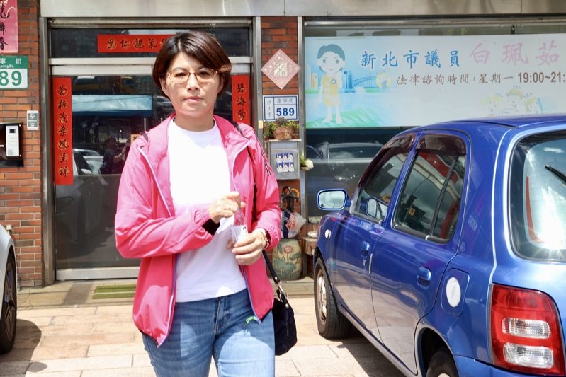 國民黨籍新北市議員白珮茹涉助理費案,士林地檢署今上午指揮調查官前往新北市國民黨籍議員白珮茹服務處搜索帶走,並查扣多箱證物。記者林俊良/攝影 國民黨籍新北市議員白珮茹涉助理費案,士林地檢署今上午指揮調查官前往新北市國民黨籍議員白珮茹服務處搜索帶走,並查扣多箱證物。記者林俊良/攝影