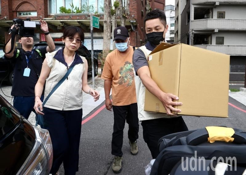 國民黨籍新北市議員白珮茹涉助理費案,士林地檢署今上午指揮調查官前往新北市國民黨籍議員白珮茹服務處進行搜索,並帶走多箱證物及相關人員(中)。記者林俊良/攝影 國民黨籍新北市議員白珮茹涉助理費案,士林地檢署今上午指揮調查官前往新北市國民黨籍議員白珮茹服務處進行搜索,並帶走多箱證物及相關人員(中)。記者林俊良/攝影
