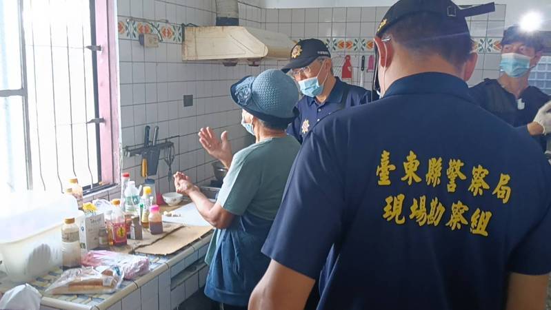 台東縣警察局鑑識小組前往金峰鄉賓茂村莊中毒起源阿嬤家中調查釐清，並還原製作過程。記者尤聰光／攝影