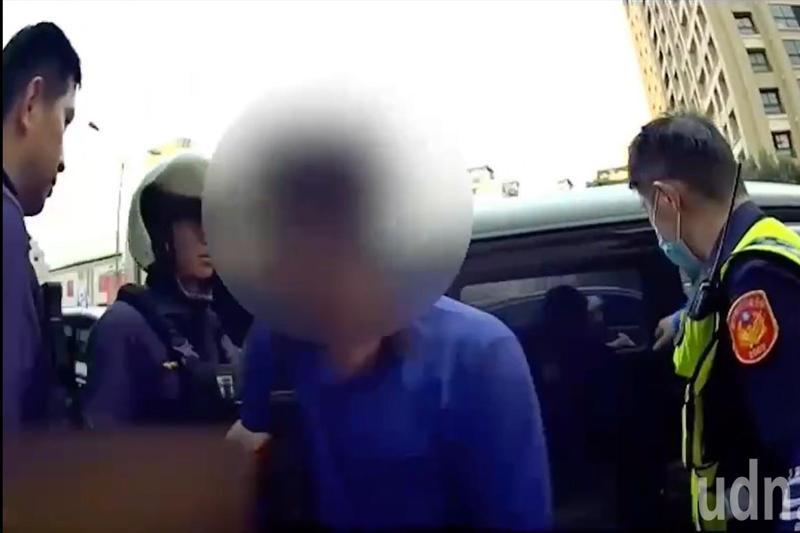 台中市第二警分局上月底,在一中商圈查獲一輛廂型車內有5名失聯泰國移工。記者陳宏睿/翻攝 台中市第二警分局上月底,在一中商圈查獲一輛廂型車內有5名失聯泰國移工。記者陳宏睿/翻攝