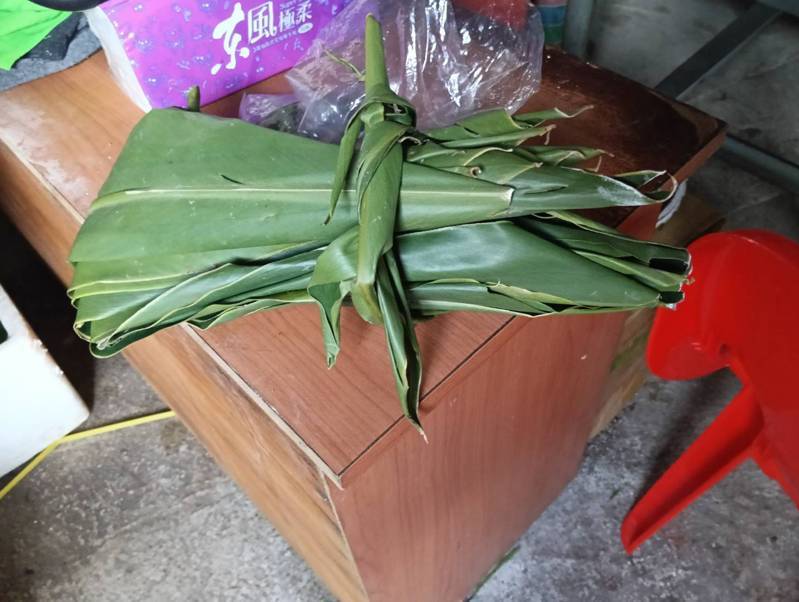 劉姓阿嬤家中，還留下未使用的月桃葉。記者尤聰光／攝影