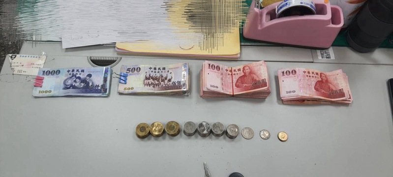 曾犯持刀行搶超商的孫姓男子今年3月18日又犯案,行搶龜山區2家超商及1名男客,警方於3小時後逮到他並追回2萬7767元,桃園地院審結,依3次攜帶兇器強盜罪,將孫男判處應執行徒刑8年6月,可上訴。記者陳恩惠/翻攝 曾犯持刀行搶超商的孫姓男子今年3月18日又犯案,行搶龜山區2家超商及1名男客,警方於3小時後逮到他並追回2萬7767元,桃園地院審結,依3次攜帶兇器強盜罪,將孫男判處應執行徒刑8年6月,可上訴。記者陳恩惠/翻攝