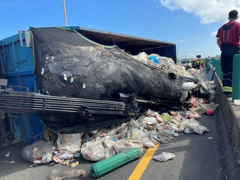 桃園市大園區台61線今上午一輛大貨車因爆胎翻車,結果載運的資源回收物散落車道。記者周嘉茹/翻攝 桃園市大園區台61線今上午一輛大貨車因爆胎翻車,結果載運的資源回收物散落車道。記者周嘉茹/翻攝