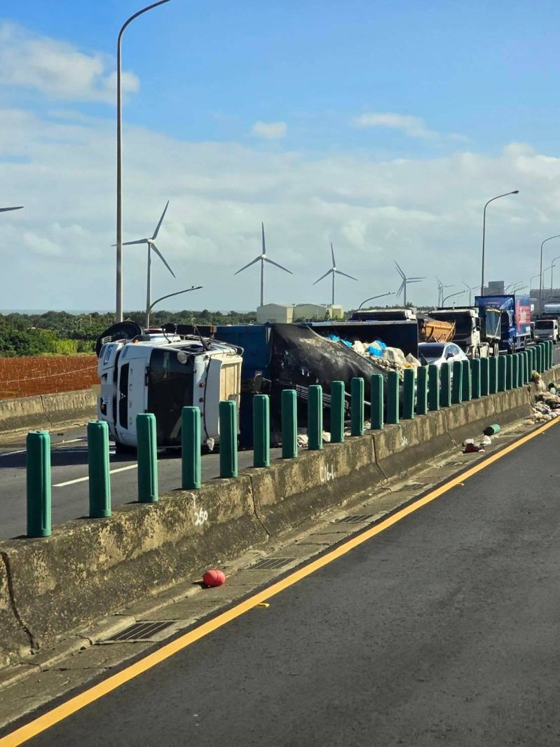 桃園市大園區台61線今上午一輛大貨車因爆胎翻車,結果載運的資源回收物散落車道。記者周嘉茹/翻攝 桃園市大園區台61線今上午一輛大貨車因爆胎翻車,結果載運的資源回收物散落車道。記者周嘉茹/翻攝