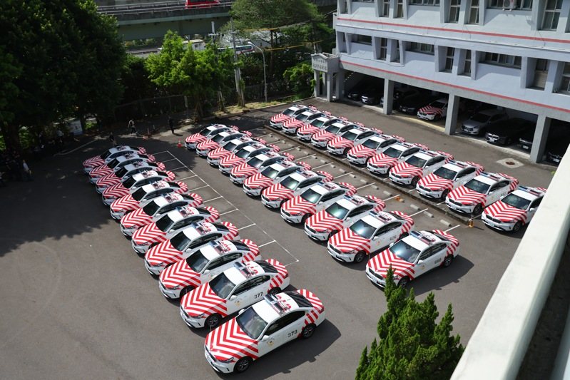 內政部警政署國道公路警察局，花費6800萬採購34輛BMW 520i，並於今天上午舉行交車驗收。記者曾伯愷／翻攝