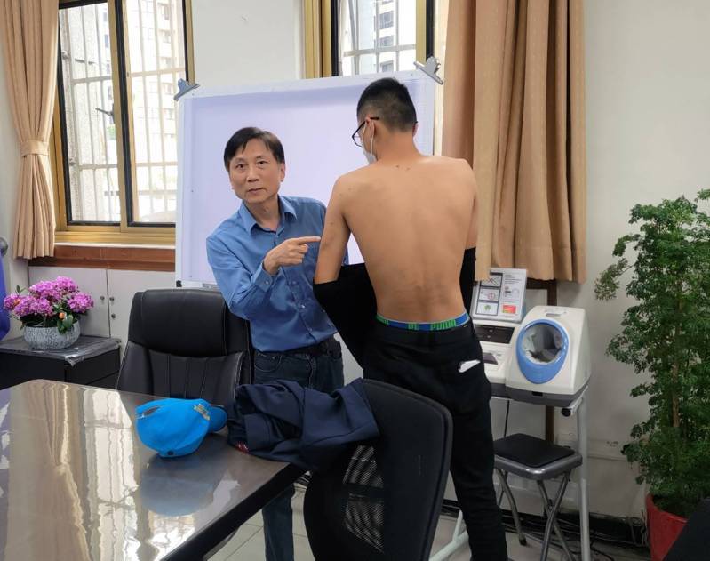 桃園一名黃姓少年今年2月間因謊報涉嫌遭擄人勒贖案，誤導警方辦案，結果遭桃園警分局武陵派出所員警持甩棍、印章鐵盒及電擊棒毆打，事後警方將涉案3名員警移送桃園地檢署偵辦。記者周嘉茹／翻攝