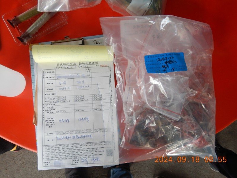 台東縣衛生局人員採集可疑蝸牛檢體送往食藥署檢驗。圖/台東縣府提供 台東縣衛生局人員採集可疑蝸牛檢體送往食藥署檢驗。圖/台東縣府提供