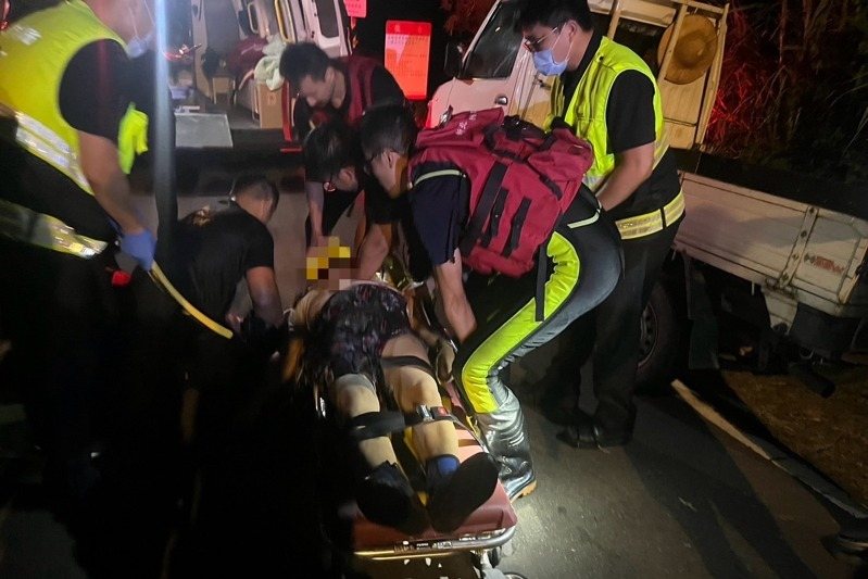 救護人員將陳男救起送醫,但經急救後仍宣告不治。記者黃子騰/翻攝 救護人員將陳男救起送醫,但經急救後仍宣告不治。記者黃子騰/翻攝