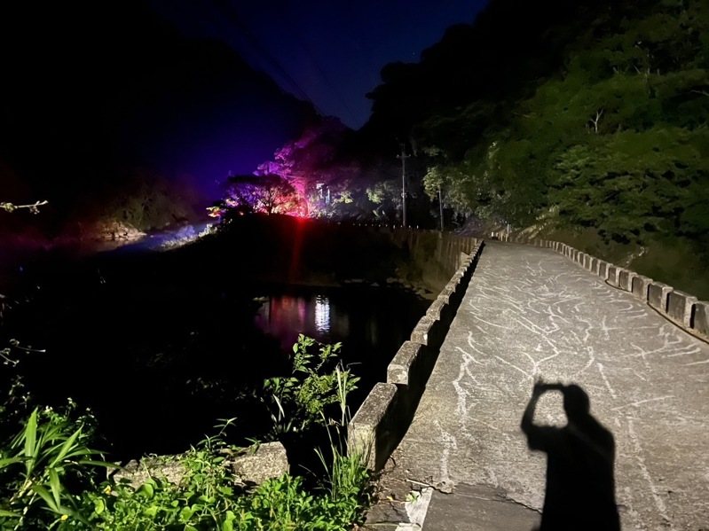 死者陳男與前妻廖女、劉姓及林姓友人至坪林北勢溪這處露營區旁抓蝦。記者黃子騰/翻攝 死者陳男與前妻廖女、劉姓及林姓友人至坪林北勢溪這處露營區旁抓蝦。記者黃子騰/翻攝