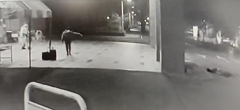 林澤峰涉持改造手槍朝徐心臟處附近開槍中彈後倒地，與林昱愷2人全力強行將徐載至安南醫院急診室門口，硬推下車後離去，徐經急救仍告不治。圖／讀者提供