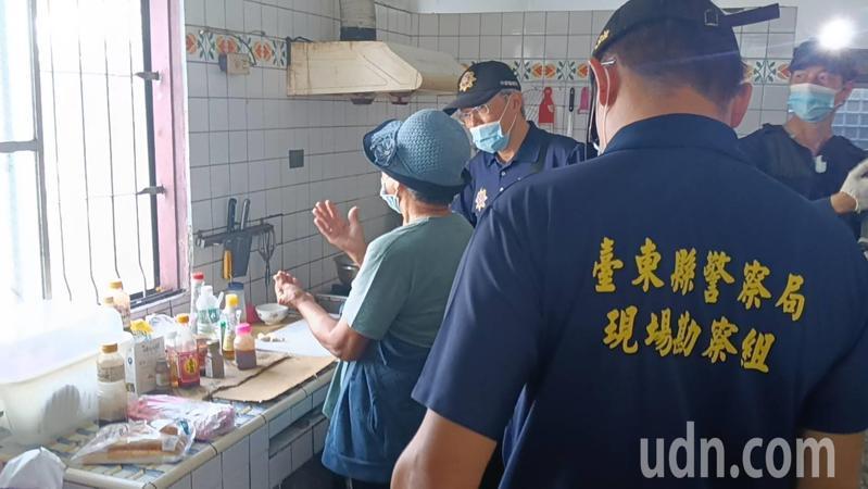 台東縣警察局鑑識小組前往金峰鄉賓茂村調查，並還原小米粽製作過程。記者尤聰光／攝影