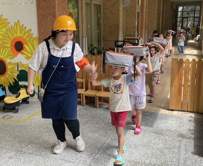 響應今年921國家防災日，桃園市消防局第一大隊迴龍分隊今在迴龍國中小附幼兒園舉辦防震防災宣導活動，希望推廣地震避難知識與技能。圖／迴龍分隊提供