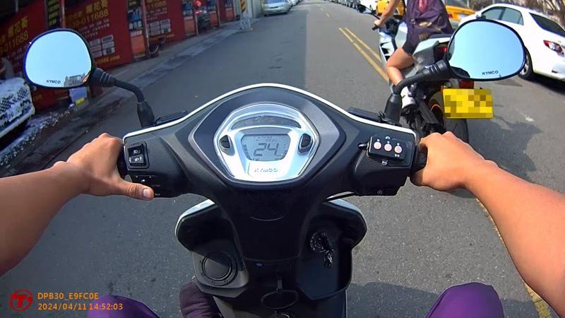 台中市賴姓女子在今年3月間行經西屯區時騎乘大型重機違規，警方事後發現賴女懸掛假牌，依偽造文書罪送辦。記者陳宏睿／翻攝