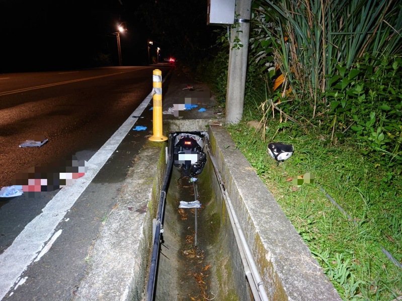 47歲張姓男子昨天晚上被發現連人帶機車,卡進縣道123線三義鄉勝興村路段排水溝,經送醫傷重不治。圖/民眾提供 47歲張姓男子昨天晚上被發現連人帶機車,卡進縣道123線三義鄉勝興村路段排水溝,經送醫傷重不治。圖/民眾提供