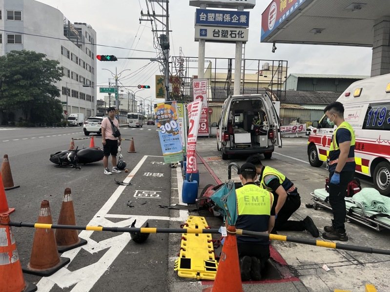 87歲林姓阿嬤昨天下午騎機車行經彰化市彰鹿路與秀安路口時,疑闖紅燈穿越馬路時,與一對男女共乘的機車發生碰撞,3人均被噴飛倒地,均送醫救治。圖/警方提供 87歲林姓阿嬤昨天下午騎機車行經彰化市彰鹿路與秀安路口時,疑闖紅燈穿越馬路時,與一對男女共乘的機車發生碰撞,3人均被噴飛倒地,均送醫救治。圖/警方提供