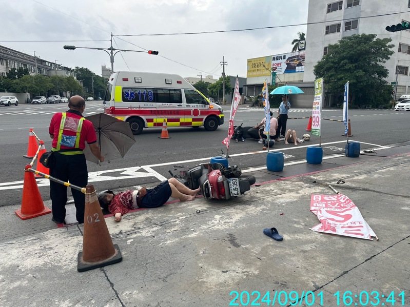87歲林姓阿嬤昨天下午騎機車行經彰化市彰鹿路與秀安路口時,疑闖紅燈穿越馬路時,與一對男女共乘的機車發生碰撞,3人均被噴飛倒地,均送醫救治。圖/警方提供 87歲林姓阿嬤昨天下午騎機車行經彰化市彰鹿路與秀安路口時,疑闖紅燈穿越馬路時,與一對男女共乘的機車發生碰撞,3人均被噴飛倒地,均送醫救治。圖/警方提供