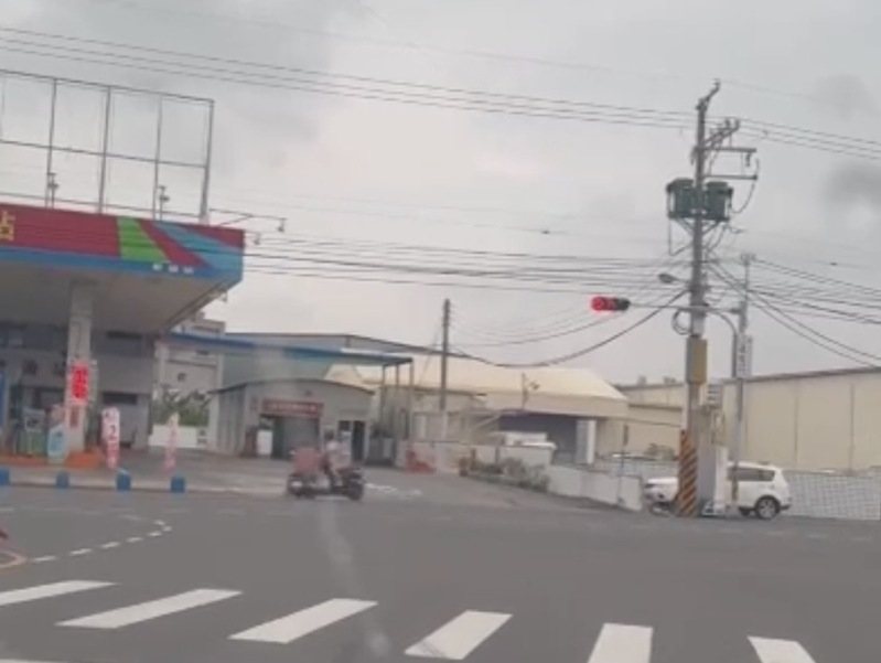 87歲林姓阿嬤昨天下午騎機車行經彰化市彰鹿路與秀安路口時,疑闖紅燈穿越馬路時,與一對男女共乘的機車發生碰撞,3人均被噴飛倒地,均送醫救治。圖/翻攝自Threads 87歲林姓阿嬤昨天下午騎機車行經彰化市彰鹿路與秀安路口時,疑闖紅燈穿越馬路時,與一對男女共乘的機車發生碰撞,3人均被噴飛倒地,均送醫救治。圖/翻攝自Threads