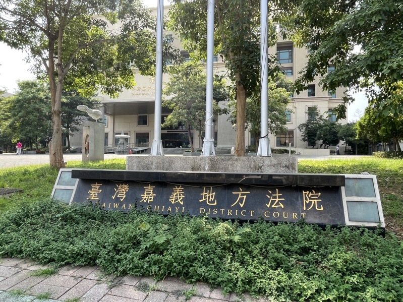 嘉義縣劉姓男子被控持刀殺害父親未遂，由嘉義地方法院審理中，６月才裁定交保，在中秋節又與父親發生口角，涉嫌持斧頭砍傷父親被逮。圖／本報資料照片
