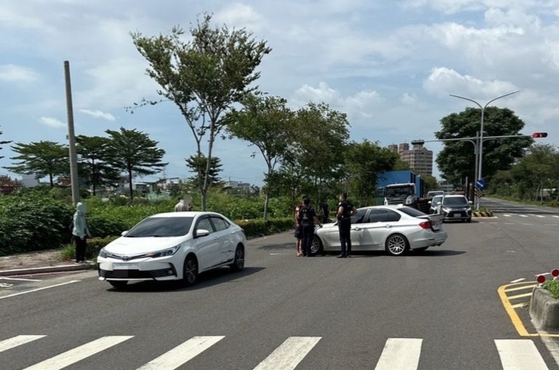 高雄大寮區3輛轎車車禍，員警發現1輛白色轎車（右車）懸假牌照。記者林保光／翻攝