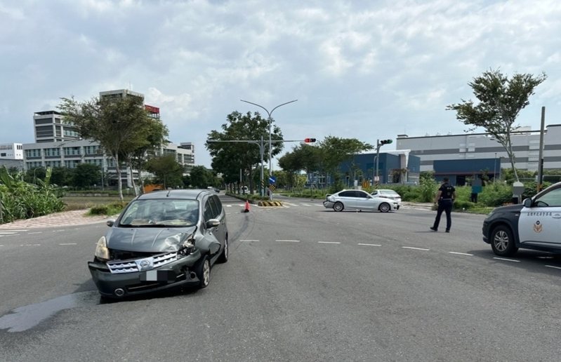 高雄大寮區3輛轎車車禍，令1輛白色轎車懸假牌照犯行曝光。記者林保光／翻攝