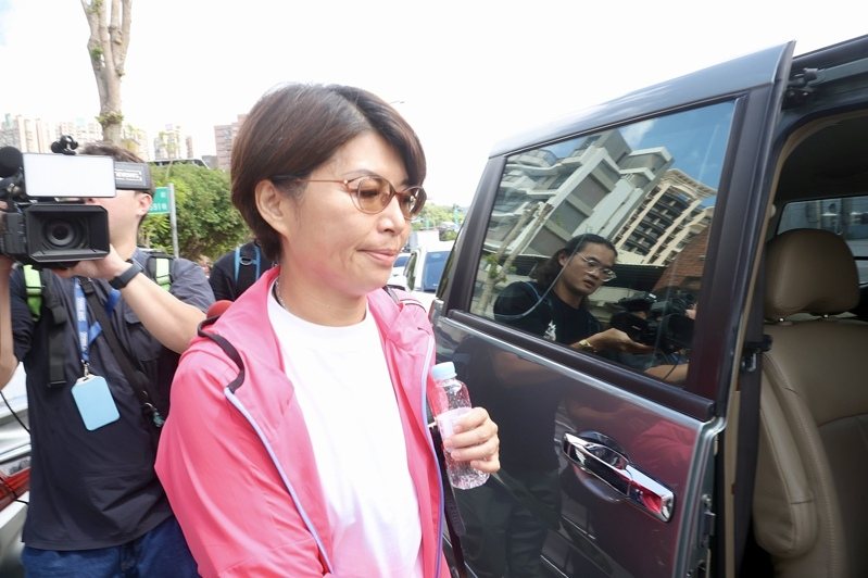 國民黨籍新北市議員白珮茹涉助理費案，士林地檢署今上午指揮調查官前往新北市國民黨籍議員白珮茹服務處搜索帶走，並查扣多箱證物。記者林俊良／攝影
