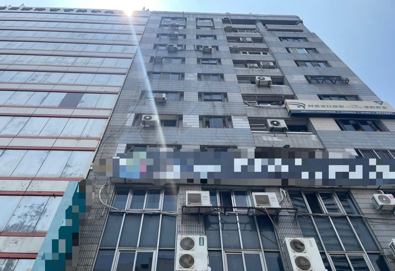 高市27歲楊姓女子從中華三路某大樓12樓的頂樓墜樓，人掉落慢車道，當場死亡。記者石秀華／翻攝