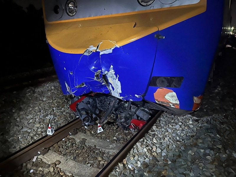 雲林縣斗六市一處平交道發生機車與台鐵列車擦撞事故。記者陳雅玲／攝影