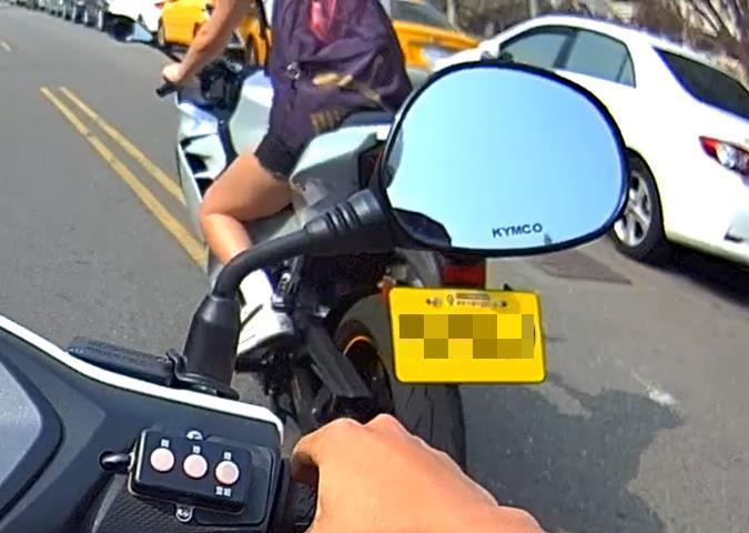 台中市賴姓女子在今年3月間行經西屯區時騎乘大型重機違規，警方事後發現賴女懸掛假牌，依偽造文書罪送辦。記者陳宏睿／翻攝