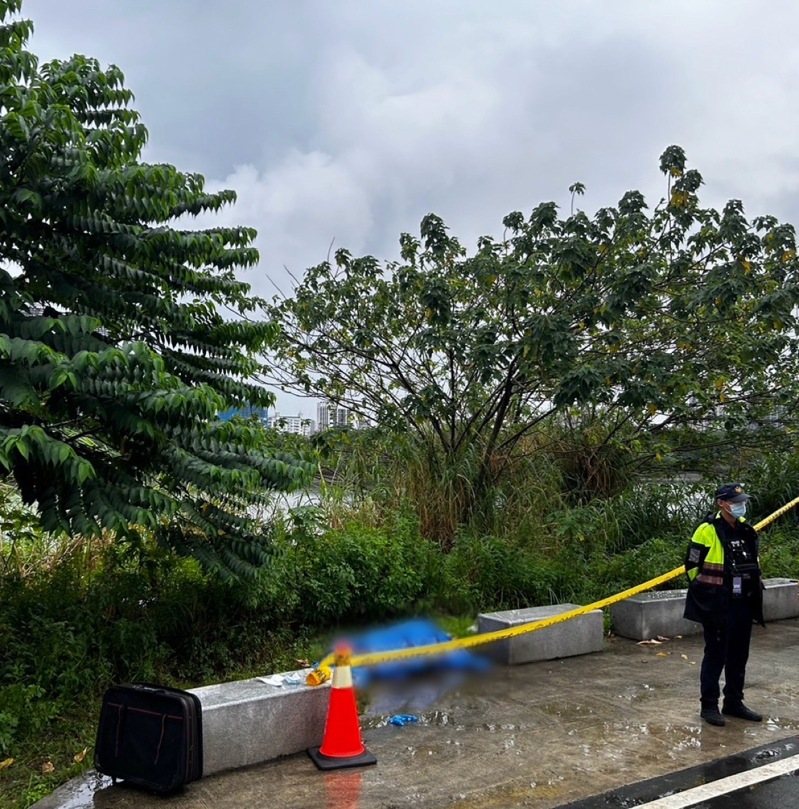 新北市新莊區環漢路二段堤內大漢溪邊，今天下午發現一具男屍，初步排除有他殺嫌疑，死因待查。記者曾伯愷／翻攝