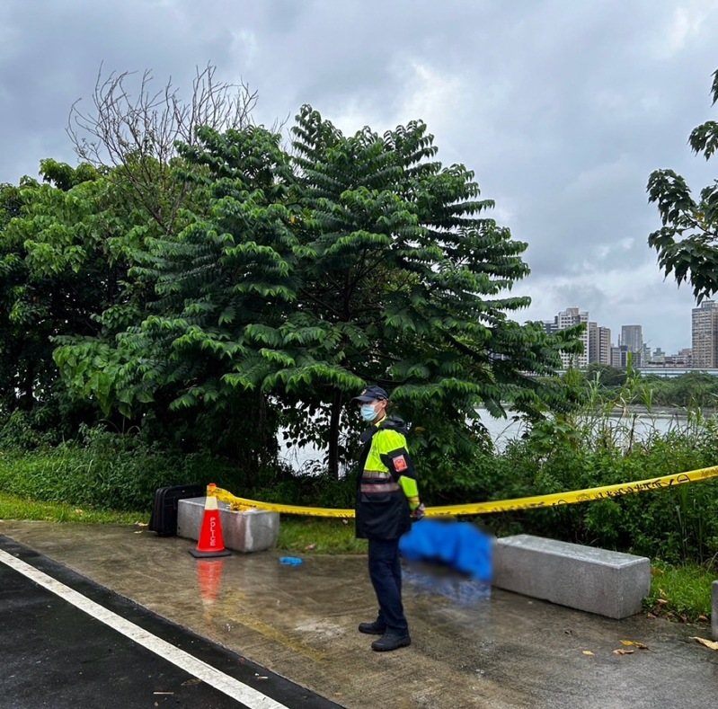 新北市新莊區環漢路二段堤內大漢溪邊，今天下午發現一具男屍，初步排除有他殺嫌疑，死因待查。記者曾伯愷／翻攝