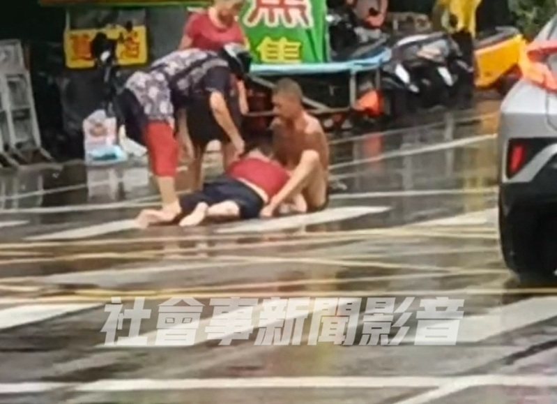 台中市太平區有兩2名男子昨天下午在中山路二段路中間打架，過程被路人拍下PO上網。圖／截取自社會事新聞影音