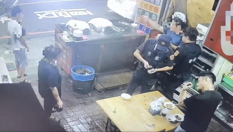 台南市警五分局今天清晨4點多獲報，2名男子突然闖入中華北路一家小吃店，持球棒毆打2名用餐男子後離去，所幸2男僅手腳輕微的瘀傷。圖／讀者提供