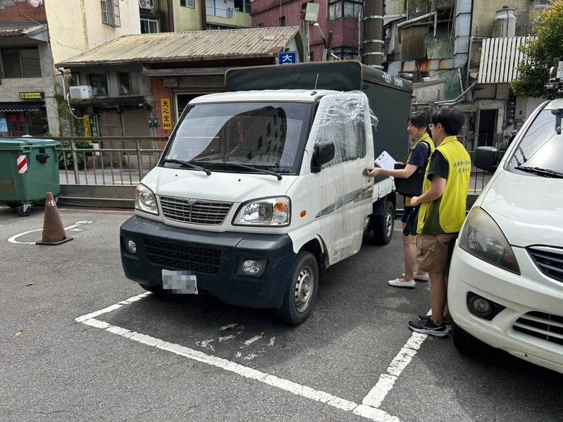 法務部行政執行署宜蘭分署今天拍賣檢方偵辦走私毒品案，扣押的涉案小貨車以7萬1000元拍定。圖／宜蘭分署提供