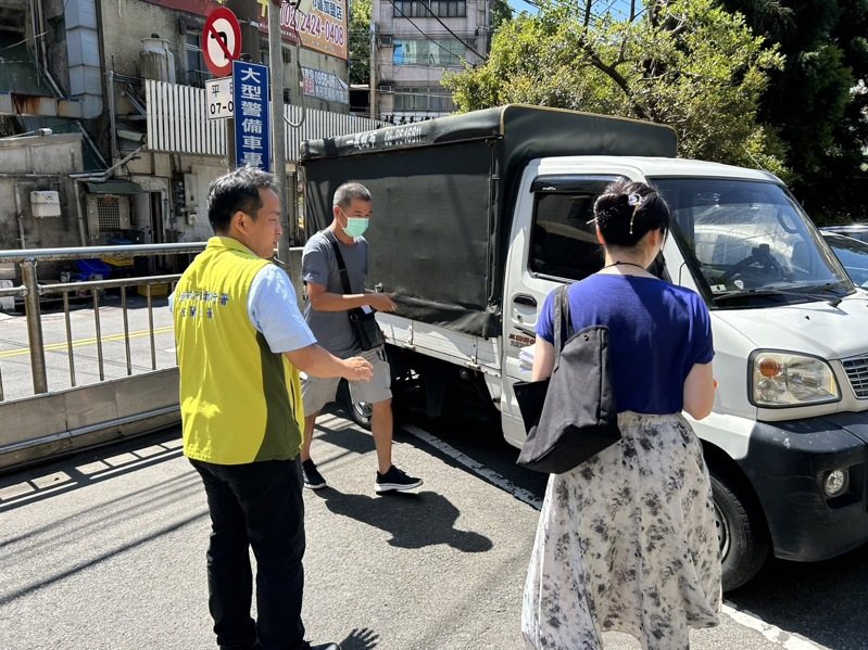 法務部行政執行署宜蘭分署今天拍賣檢方偵辦走私毒品案，扣押的涉案小貨車以7萬1000元拍定。圖／宜蘭分署提供