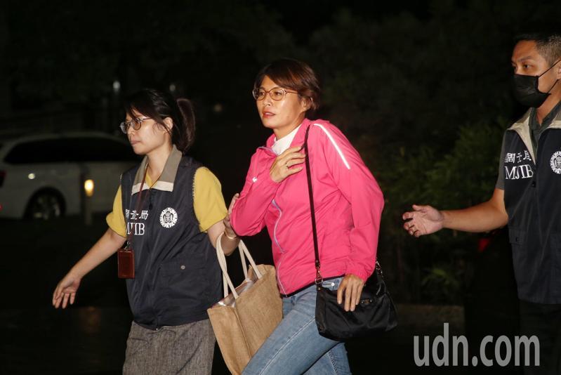 新北市議員白珮茹（中）深夜由調查官送抵士檢偵訊。記者邱德祥／攝影