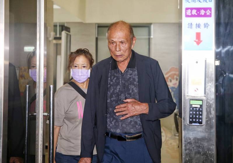 新北市議員白珮茹的立委父親白添枝(右)、周姓助理(左),遭依偽造文書罪嫌送辦,複訊後均3萬元交保。記者邱德祥/攝影 新北市議員白珮茹的立委父親白添枝(右)、周姓助理(左),遭依偽造文書罪嫌送辦,複訊後均3萬元交保。記者邱德祥/攝影
