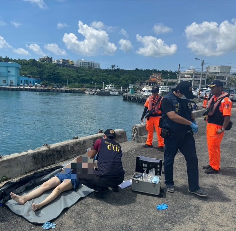 今日上午11時45分在墾丁後壁湖海域,發現1具女性屍體,海巡人員前往處理。圖/海巡提供 今日上午11時45分在墾丁後壁湖海域,發現1具女性屍體,海巡人員前往處理。圖/海巡提供