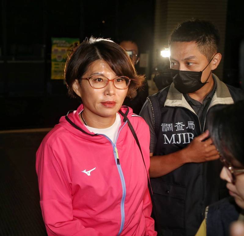 新北市議員白珮茹，遭控涉詐領長達15年的助理費，父親白添枝及胞妹都是同案被告，今 深夜至地檢署接受複訊。記者邱德祥／攝影