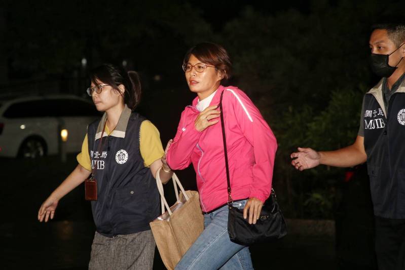新北市議員白珮茹，遭控涉詐領長達15年的助理費，父親白添枝及胞妹都是同案被告，今 深夜至地檢署接受複訊。記者邱德祥／攝影