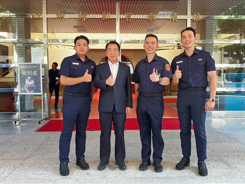 警大校長楊源明（左二）與33期警正班學員林乙皓（右二），其2名兒子目前皆就讀警大一同合影。圖／警大提供