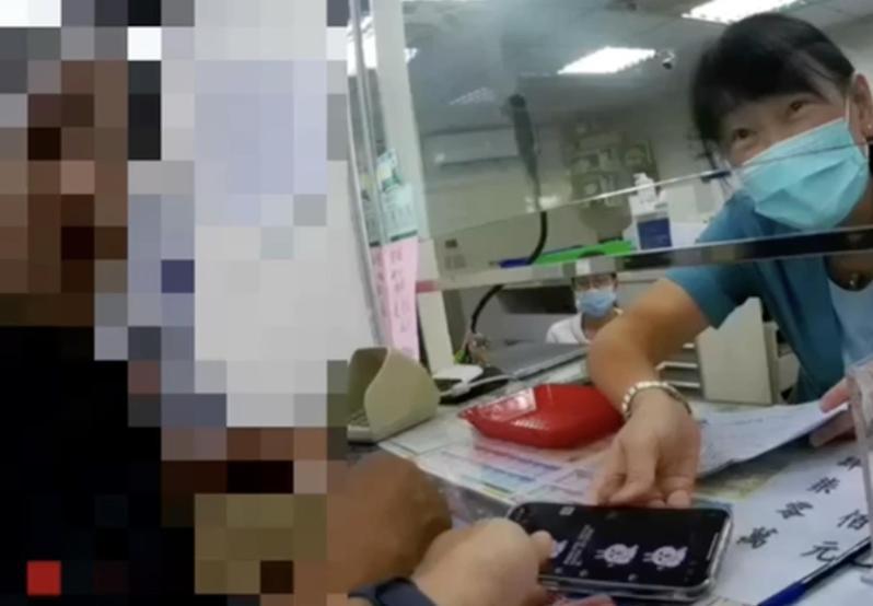 老翁至郵局臨櫃匯款，頻頻寫錯帳號且支吾其詞，櫃員、警方到場關懷提問，破解詐團詐騙手法，阻止匯款。記者蕭雅娟／翻攝