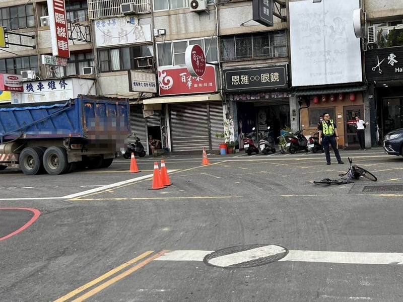 彰化市區今天下午發生一起死亡車禍,一名七旬老婦騎自行車路過中正路二段與民族一街路口,與一輛砂石車碰撞,老婦送醫後傷重不治。圖/警方提供 彰化市區今天下午發生一起死亡車禍,一名七旬老婦騎自行車路過中正路二段與民族一街路口,與一輛砂石車碰撞,老婦送醫後傷重不治。圖/警方提供