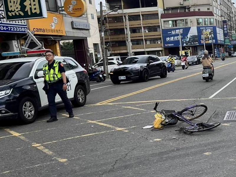 彰化市區今天下午發生一起死亡車禍,一名七旬老婦騎自行車路過中正路二段與民族一街路口,與一輛砂石車碰撞,老婦送醫後傷重不治。圖/警方提供 彰化市區今天下午發生一起死亡車禍,一名七旬老婦騎自行車路過中正路二段與民族一街路口,與一輛砂石車碰撞,老婦送醫後傷重不治。圖/警方提供