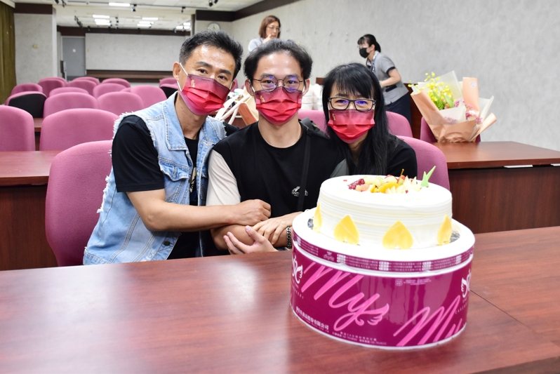 彰濱海龍離岸風電場二氧化碳外洩事件，一度命危的24歲呂姓工人（中），順利從彰濱秀傳醫院出院，今天由父母陪同回診，院方準備象徵重生的蛋糕為他慶祝。記者劉明岩／攝影