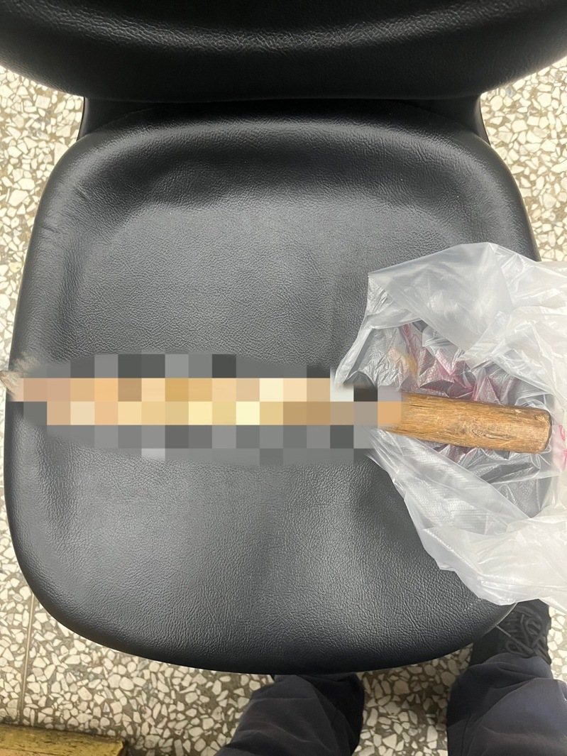 台中市劉姓男子不滿網友嗆聲,昨晚持柴刀前往台中公園找人,警方獲報後抓人,查扣一把柴刀。記者陳宏睿/翻攝 台中市劉姓男子不滿網友嗆聲,昨晚持柴刀前往台中公園找人,警方獲報後抓人,查扣一把柴刀。記者陳宏睿/翻攝