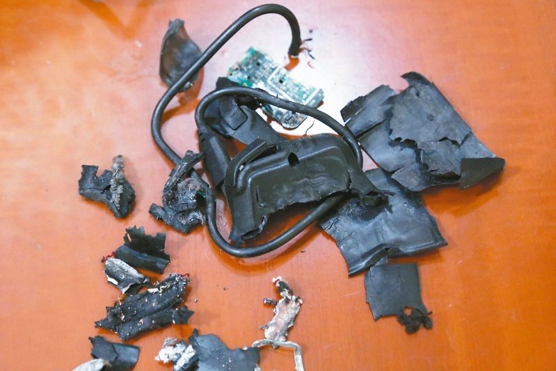黎巴嫩真主黨成員的呼叫器十七日大量爆炸;圖為事發後的呼叫器殘骸。(法新社) 黎巴嫩真主黨成員的呼叫器十七日大量爆炸;圖為事發後的呼叫器殘骸。(法新社)